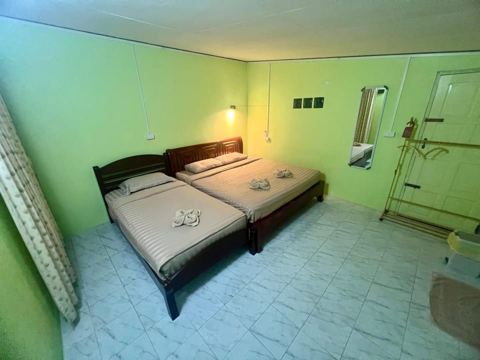 Khaosok Happy House Bed and Breakfast in Khlong Sok