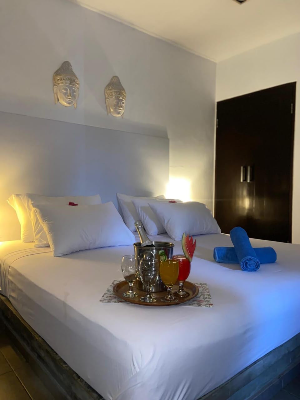 Bed, Food and drinks, Photo of the whole room, Bedroom, Drinks, towels