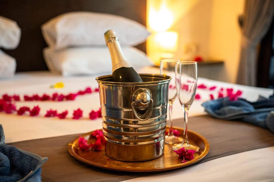 Bed, View (from property/room), Food and drinks, Photo of the whole room, Bedroom, Drinks, Alcoholic drinks