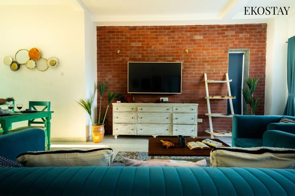 Communal lounge/ TV room, TV and multimedia, Living room, Seating area, Evening entertainment