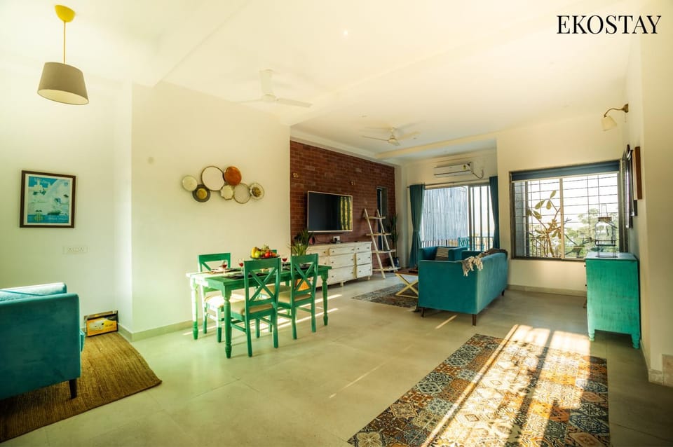 Communal lounge/ TV room, TV and multimedia, Living room, Seating area, Dining area, Evening entertainment