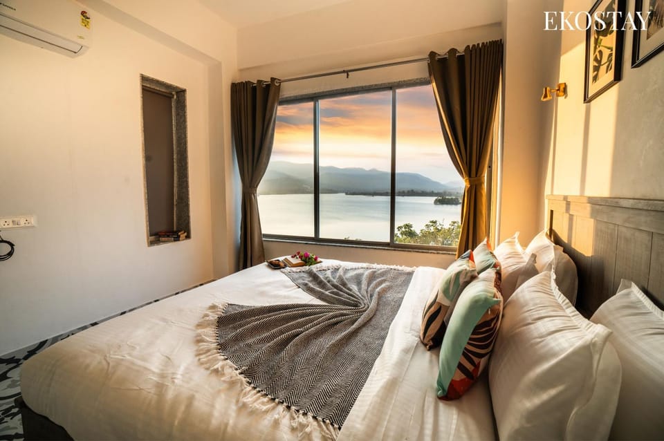 Bed, Natural landscape, Photo of the whole room, Bedroom, Lake view, Mountain view, towels