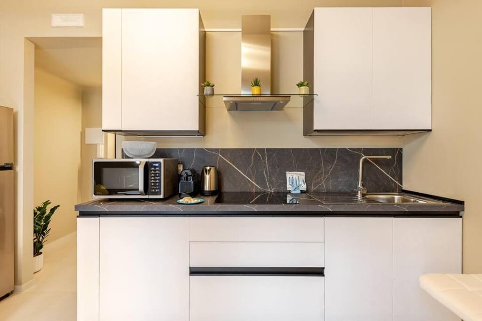Coffee/tea facilities, Kitchen or kitchenette, stove