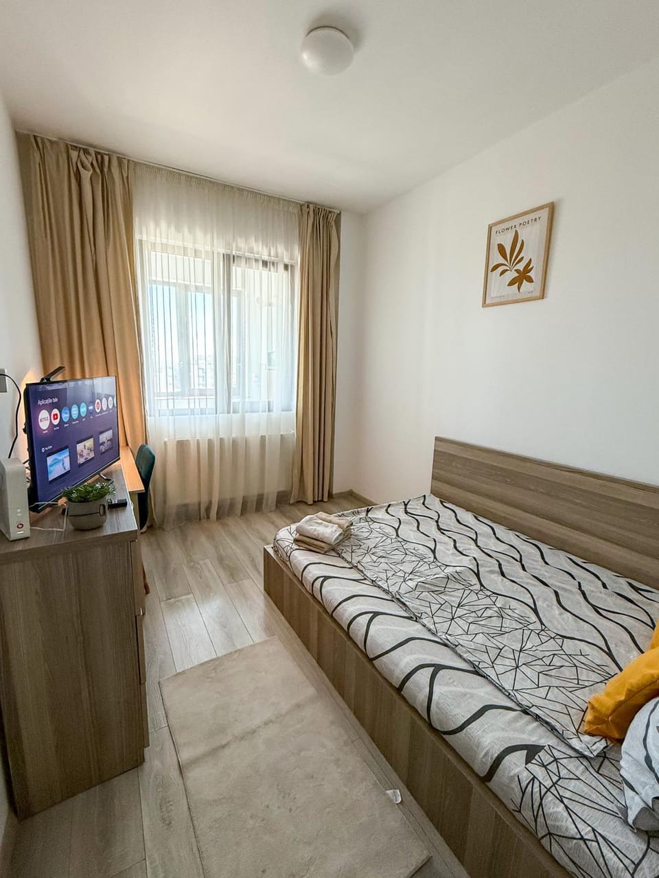 Bed, TV and multimedia, Photo of the whole room, Evening entertainment, Bedroom, towels