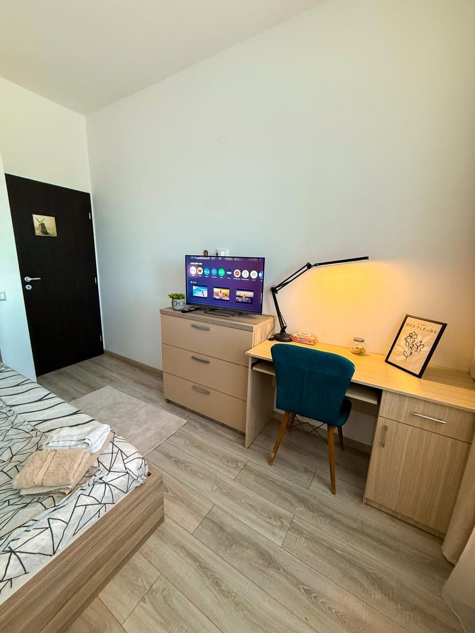 Bed, TV and multimedia, Photo of the whole room, Bedroom