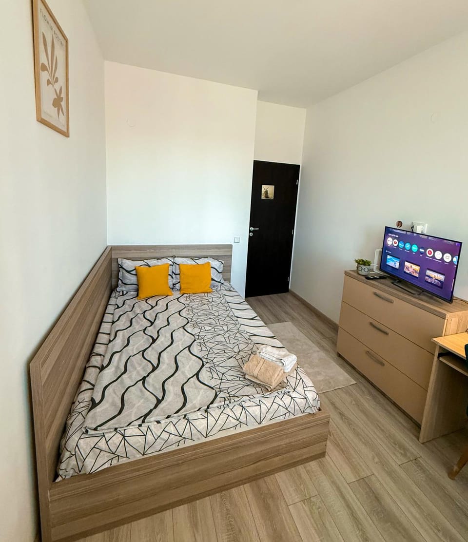 Bed, TV and multimedia, Photo of the whole room, Bedroom