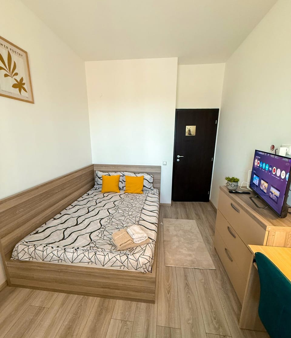 Bed, TV and multimedia, Photo of the whole room, Bedroom