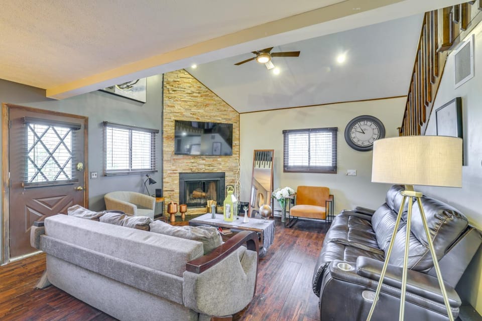 Private Hot Tub & Game Room: Pocono Family Cabin! Cabin in Coolbaugh Township