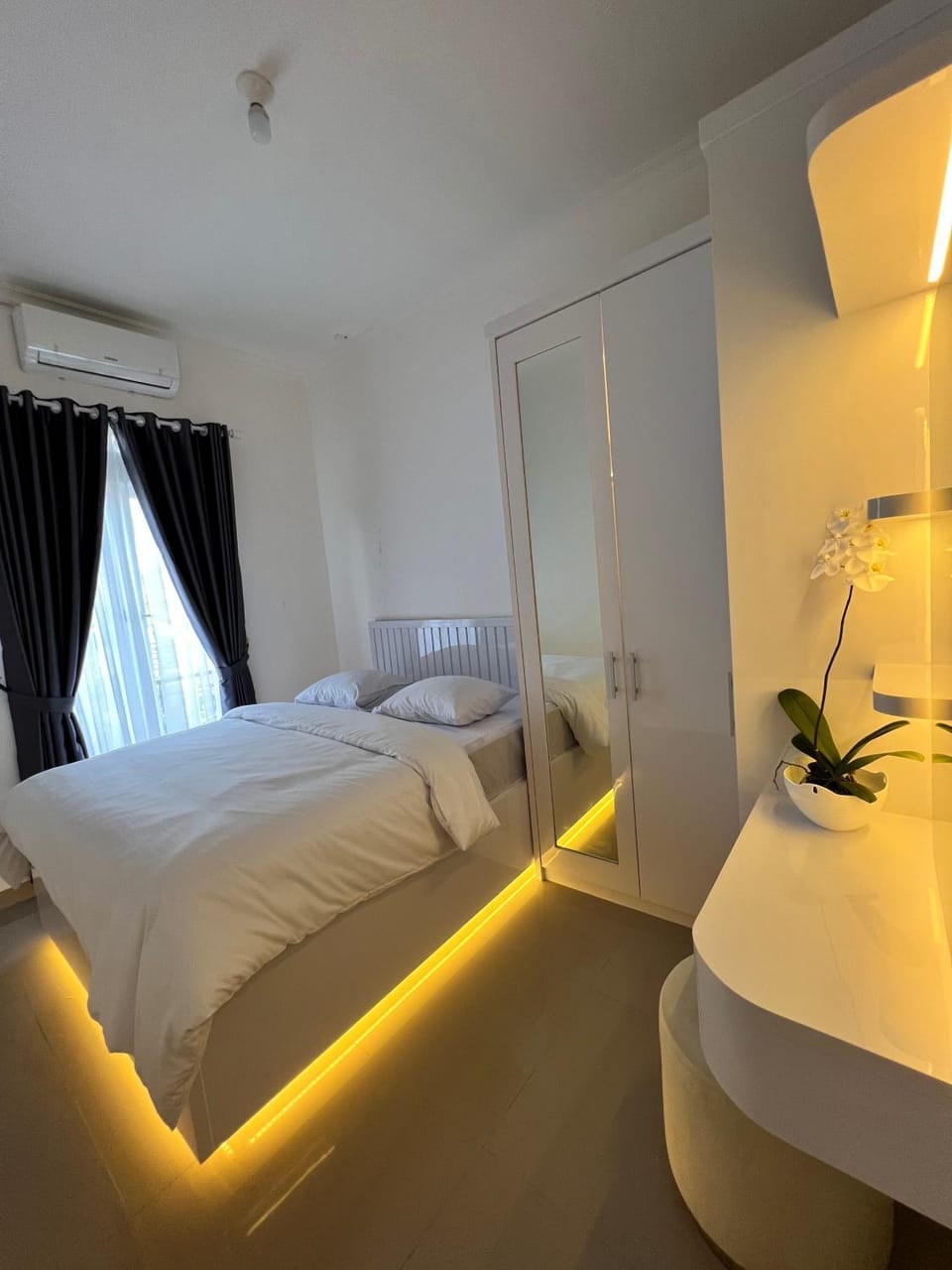 Bed, Photo of the whole room, Bedroom, wardrobe, air conditioner