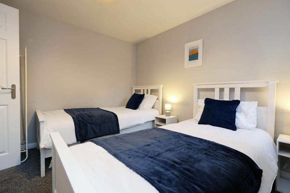 Relaxing 2-Bed Coastal Escape in Port Talbot Bed and Breakfast in Wales