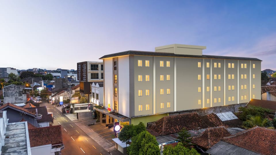 Property building, Neighbourhood, City view, Street view, Location, Parking