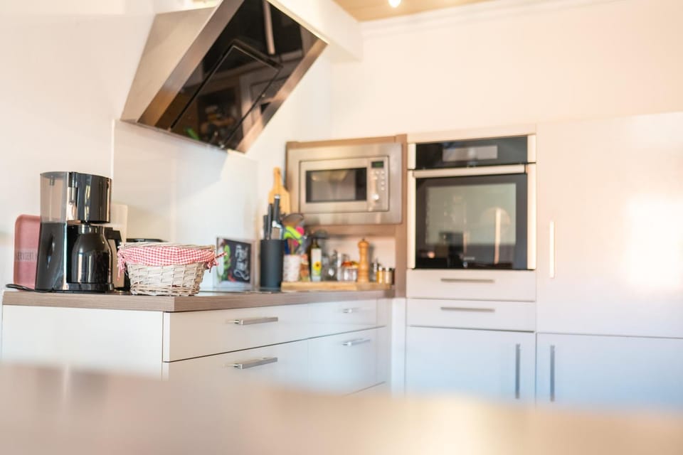 Coffee/tea facilities, oven, stove
