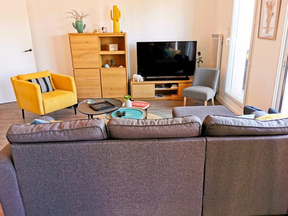 Communal lounge/ TV room, Living room