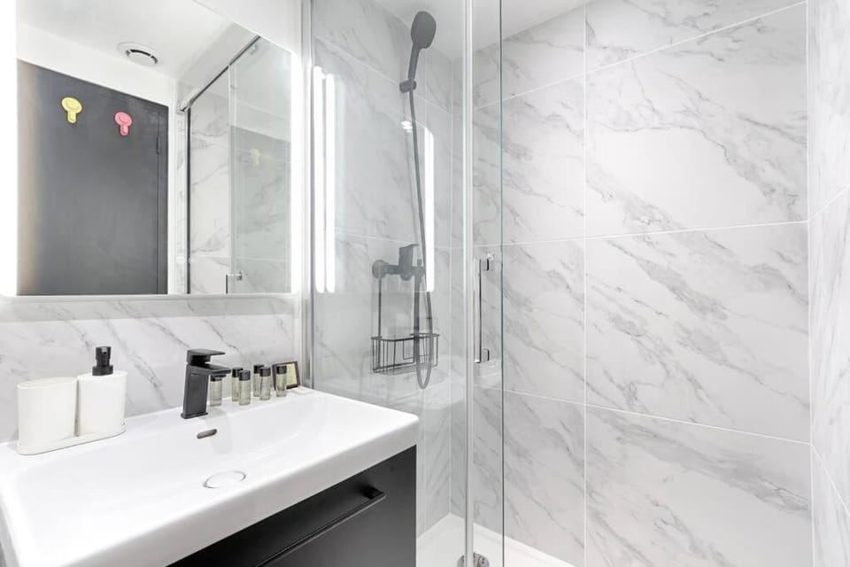 Shower, Bathroom, towels