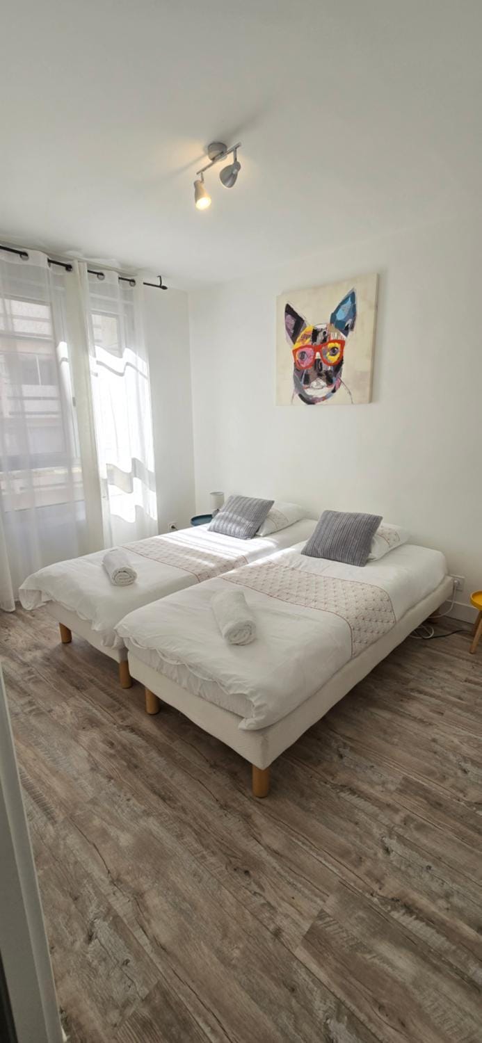 Bed, Photo of the whole room, Bedroom, storage, storage, towels