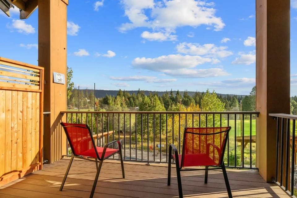 Cowboy Corner Condo at Suncadia- Top Floor, Fairway & Mountain View, Fireplace, Smart TVs, Hi-speed Wi-Fi, Walk to Lodge House in Kittitas County