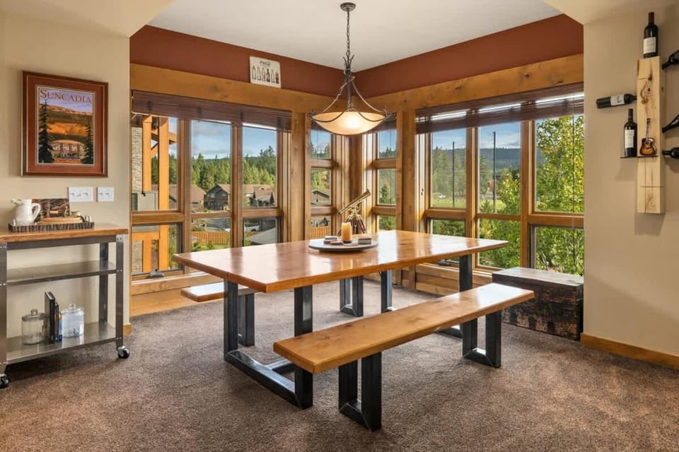 Cowboy Corner Condo at Suncadia- Top Floor, Fairway & Mountain View, Fireplace, Smart TVs, Hi-speed Wi-Fi, Walk to Lodge House in Kittitas County