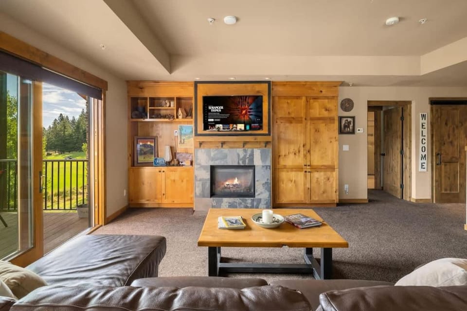 Cowboy Corner Condo at Suncadia- Top Floor, Fairway & Mountain View, Fireplace, Smart TVs, Hi-speed Wi-Fi, Walk to Lodge House in Kittitas County