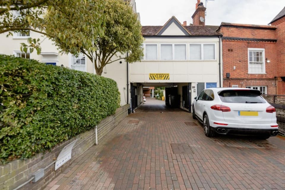 Elegant Epsom Flat in Period Building Apartment in Epsom