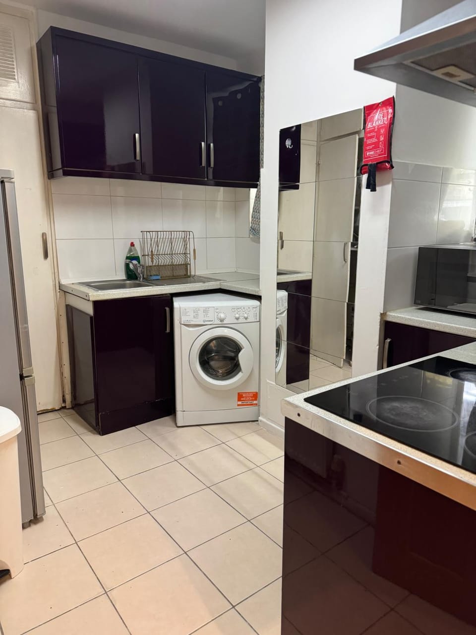 Kitchen or kitchenette, stove, washing machine