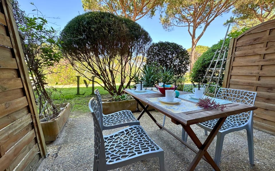 Pinea - Appartement rénové les pieds dans l'eau avec chambre séparée et parking à Calvi Apartment in Calvi