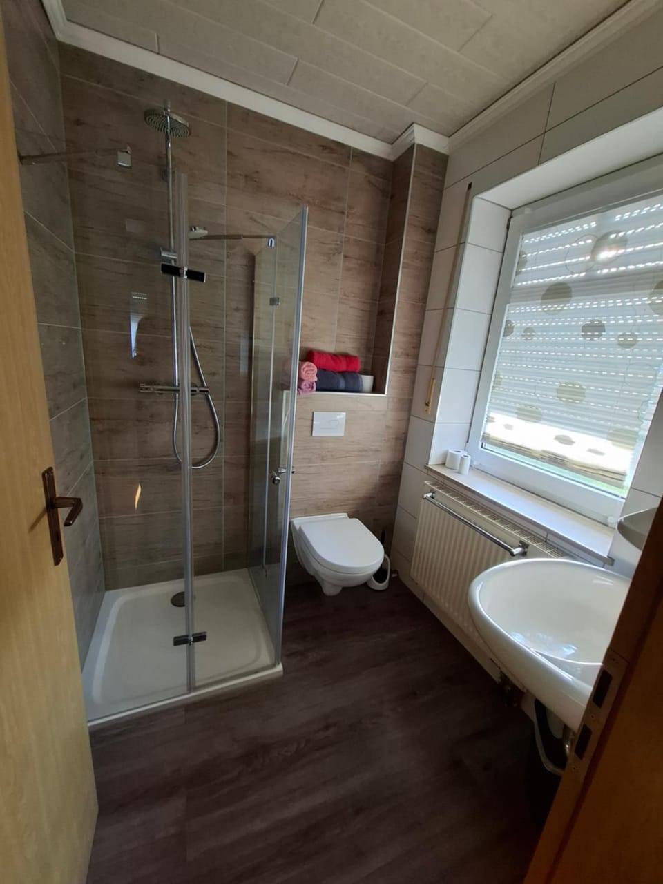 Shower, Toilet, Bathroom, towels