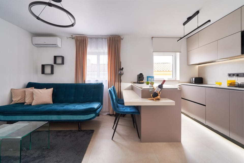 Kitchen or kitchenette, Seating area, air conditioner