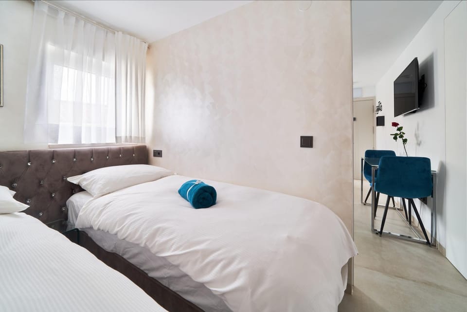Bedroom, towels