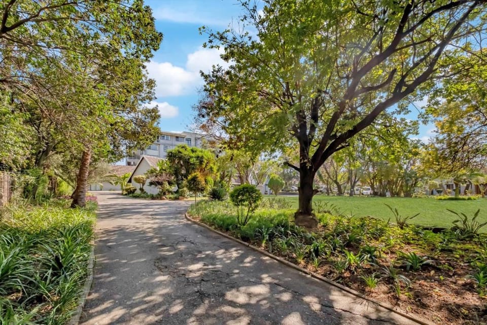 ZinziLuxe Guest House Bed and Breakfast in Sandton