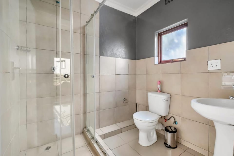 ZinziLuxe Guest House Bed and Breakfast in Sandton