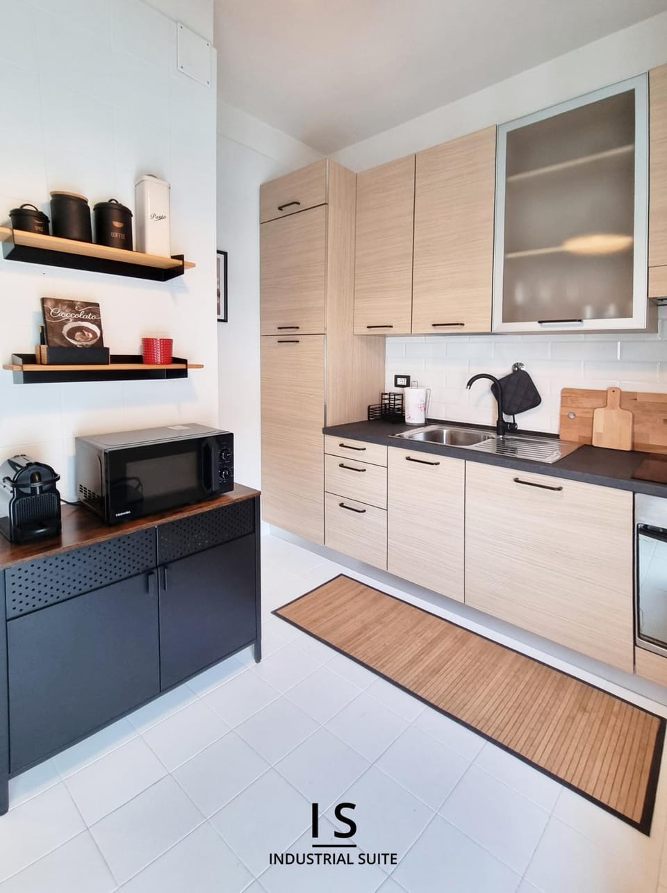 Coffee/tea facilities, Kitchen or kitchenette, Photo of the whole room, Decorative detail, dishwasher, heating, heating, internet, microwave, oven, pet friendly, stove, toaster, kitchen, air conditioner