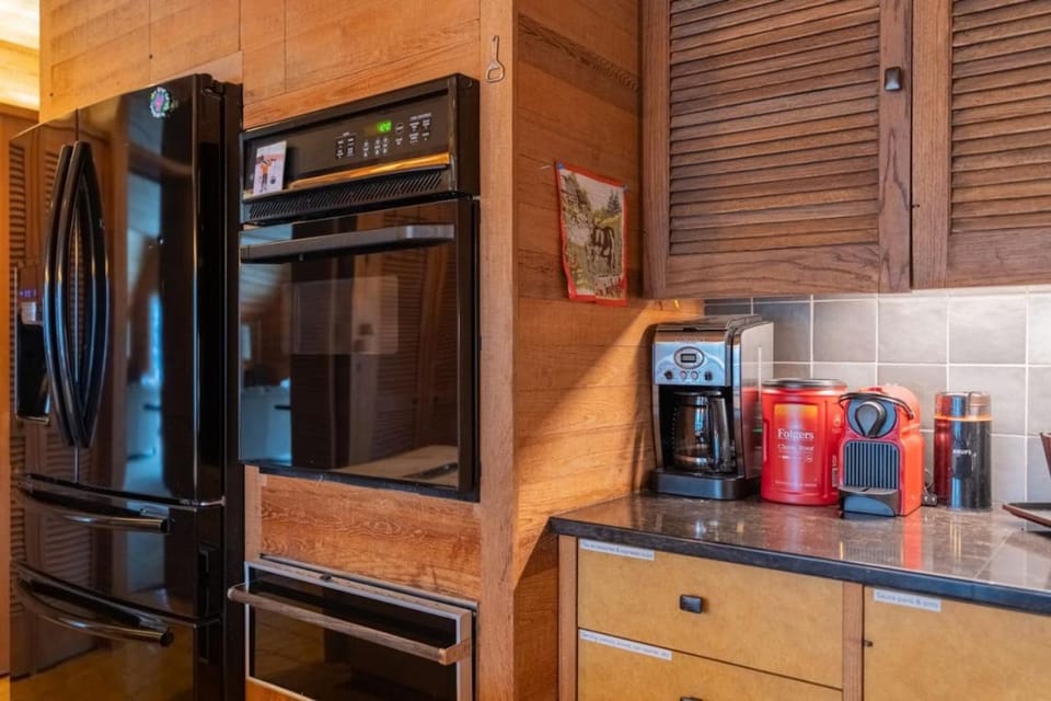 Kitchen or kitchenette, oven