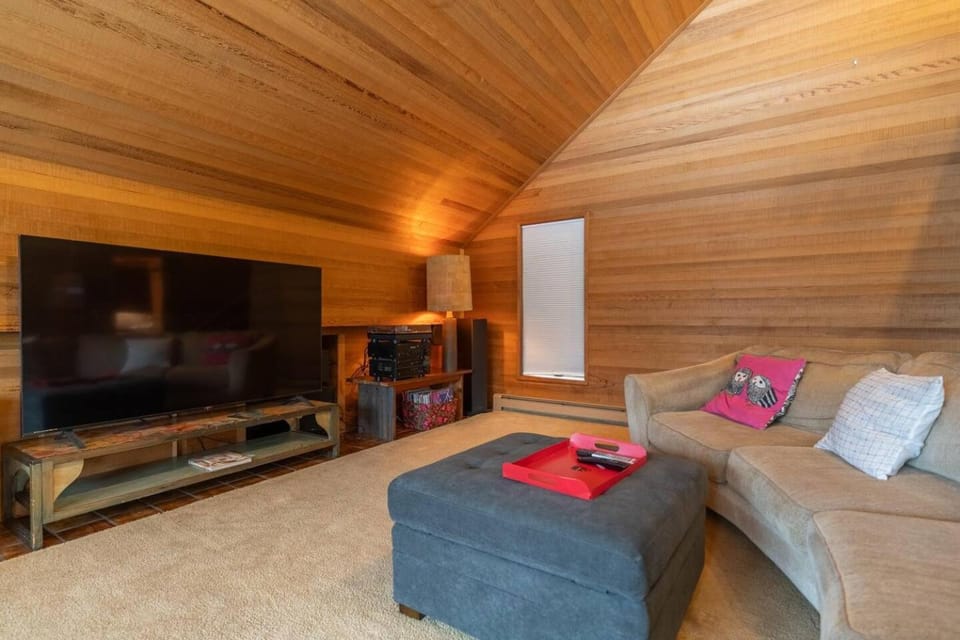 Communal lounge/ TV room, TV and multimedia, Living room, Evening entertainment
