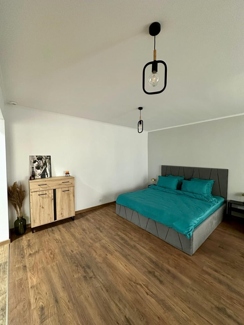 Bed, Living room, Photo of the whole room, Seating area, Bedroom