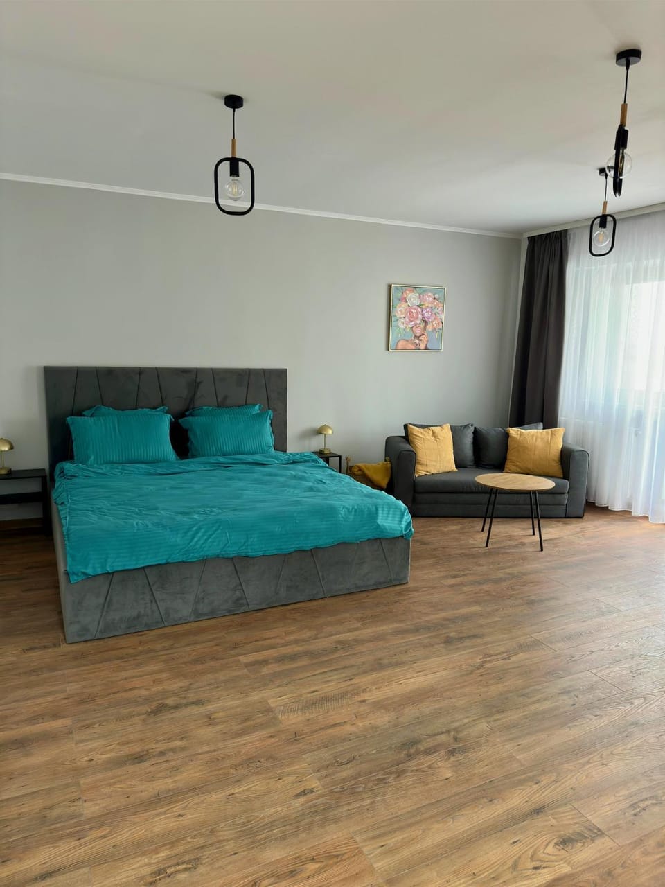 Bed, Living room, Photo of the whole room, Seating area, Bedroom