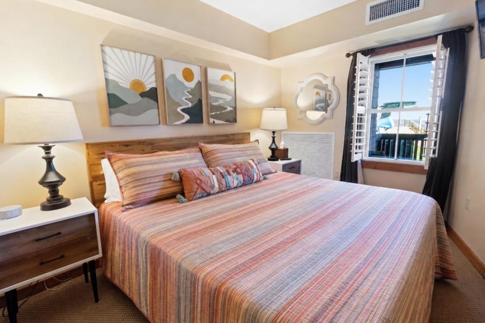 Next To Ski Slopes WiFi In Village with a View Apartment in Snowshoe