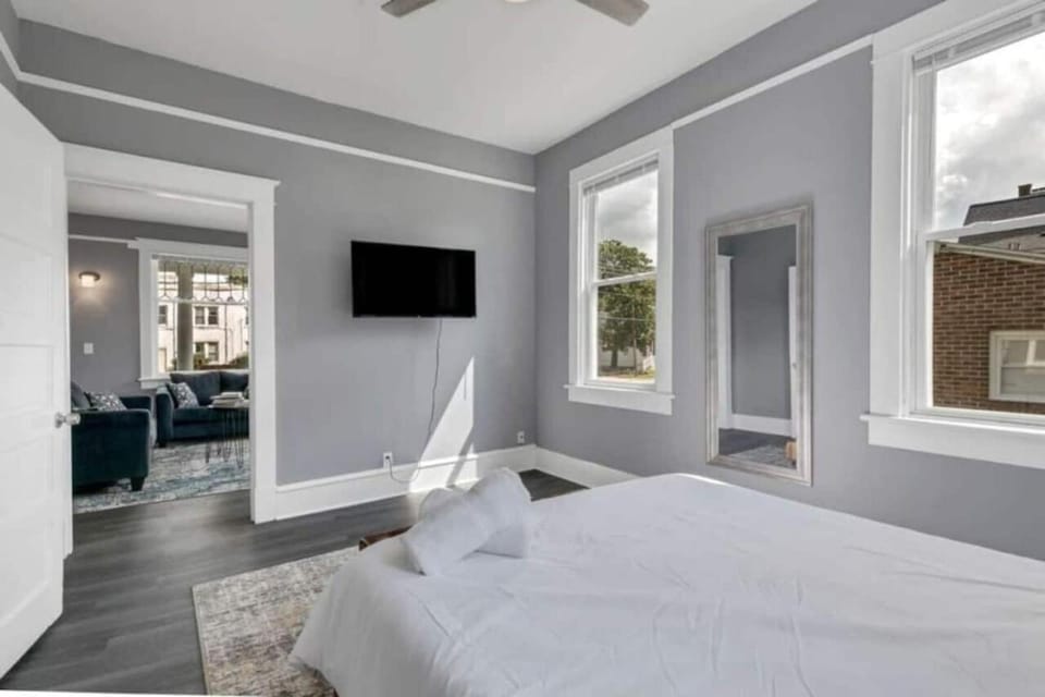 2 homes that sleep 16 House in Hampton