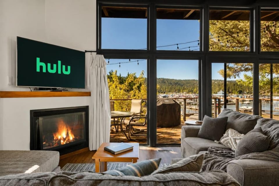 YOLO Lake Escape House in Big Bear