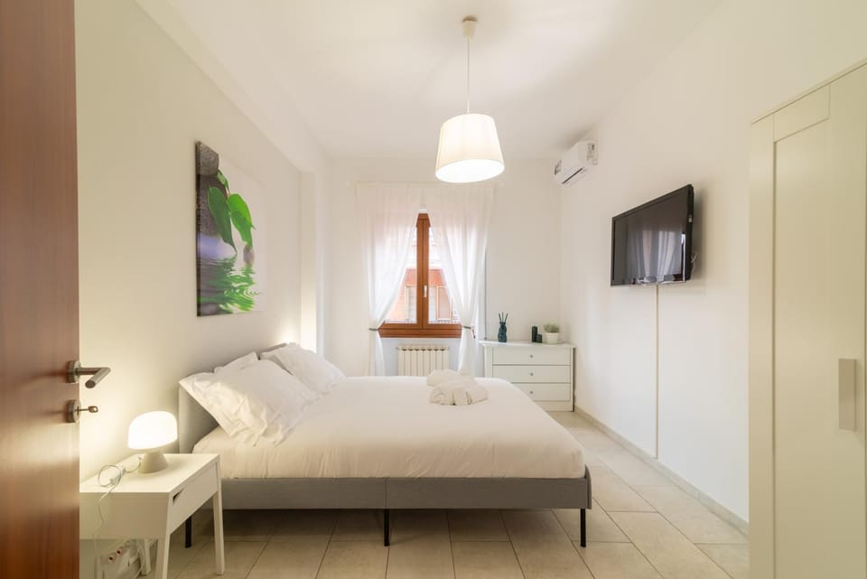 Bed, TV and multimedia, Photo of the whole room, Bedroom, air conditioner