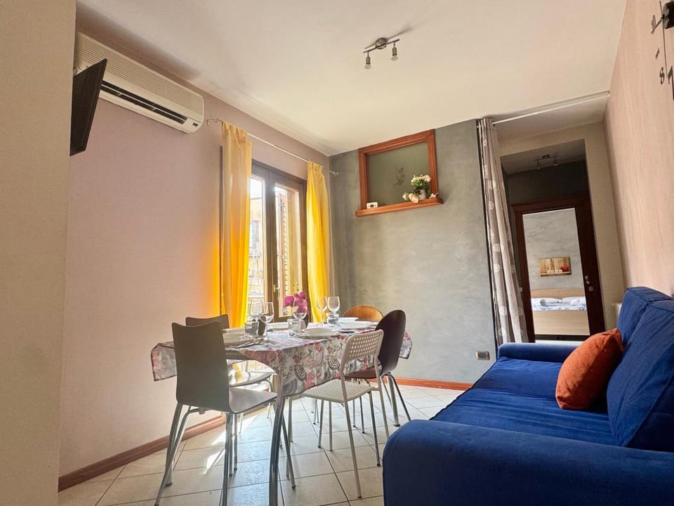 View (from property/room), View (from property/room), Balcony/Terrace, Balcony/Terrace, Living room, Seating area, Dining area, City view, City view, Landmark view, Landmark view, Street view, Street view, heating, heating, air conditioner