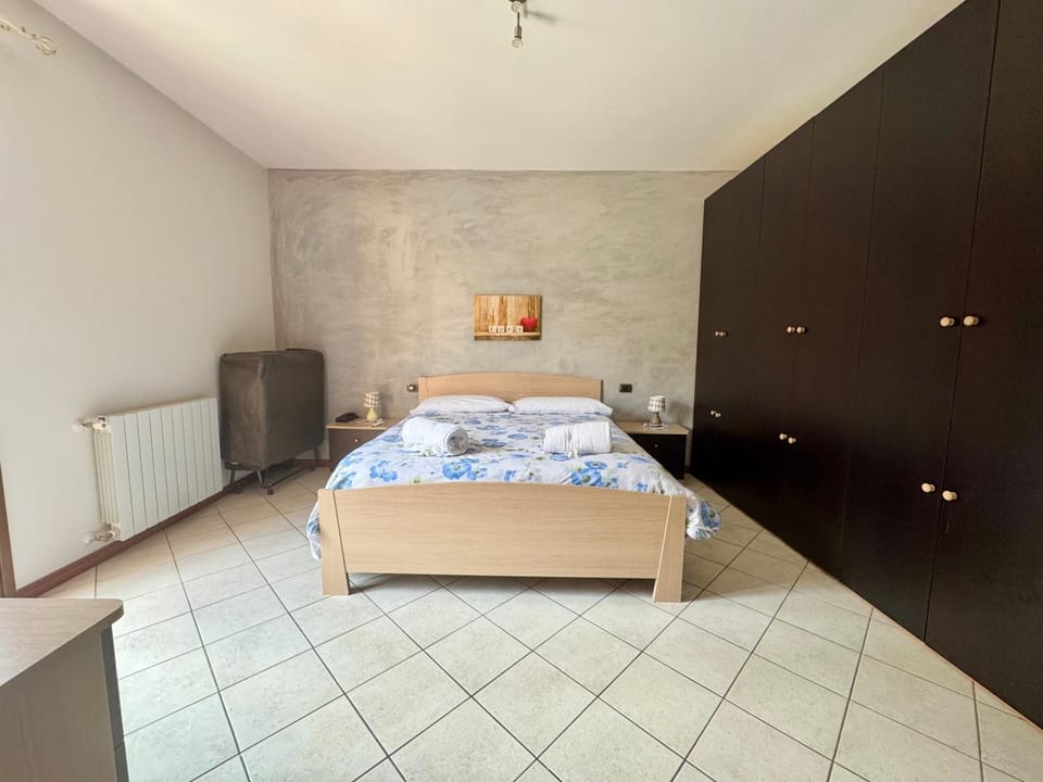 Bed, TV and multimedia, View (from property/room), View (from property/room), Balcony/Terrace, Balcony/Terrace, Photo of the whole room, Bedroom, City view, City view, Landmark view, Landmark view, Street view, Street view, heating, heating, wardrobe, air conditioner, air conditioner
