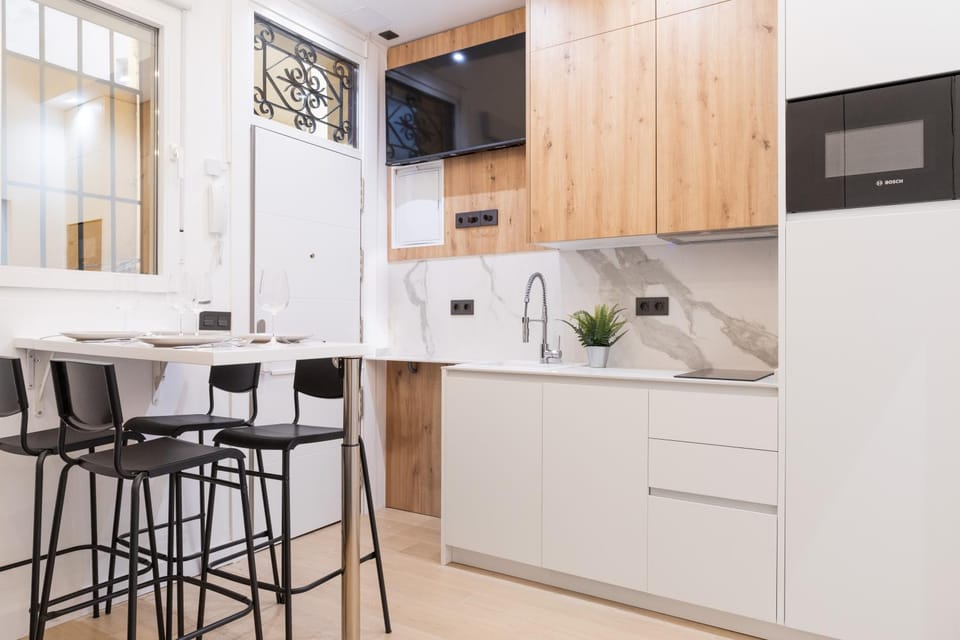 Kitchen or kitchenette, Dining area, stove