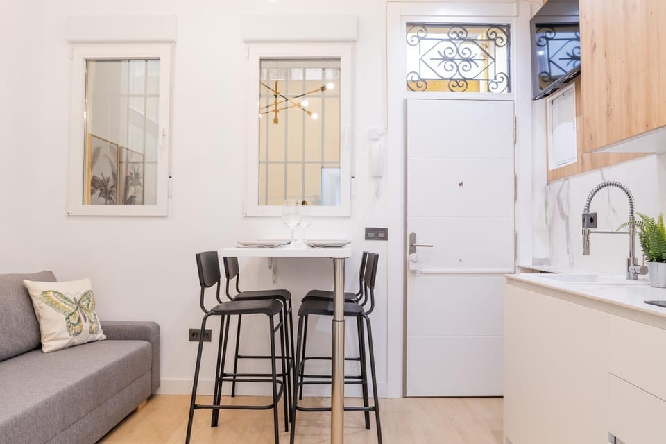 Kitchen or kitchenette, Dining area