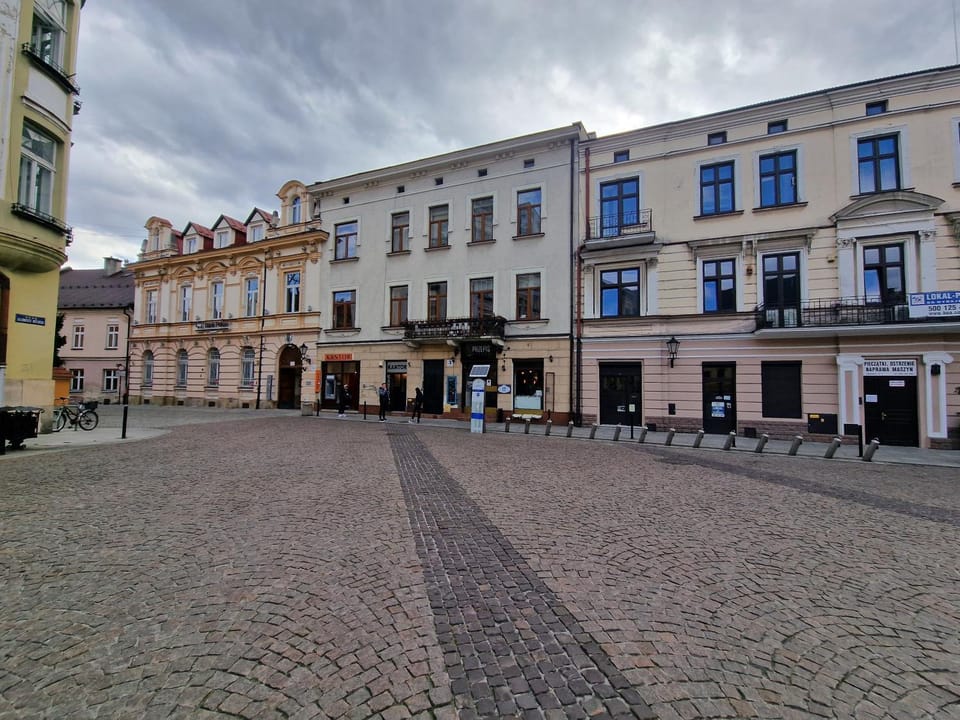 Property building, Day, Neighbourhood, Location