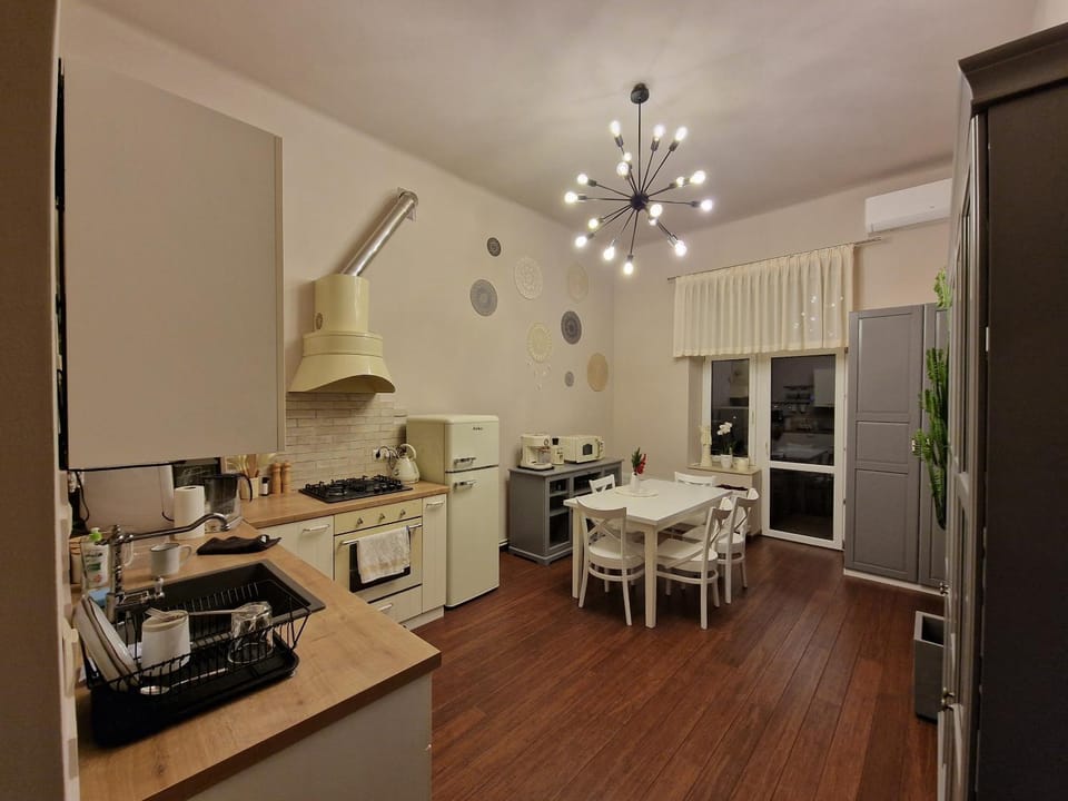 Coffee/tea facilities, Kitchen or kitchenette, Dining area, dishwasher, oven, pet friendly, stove, toaster