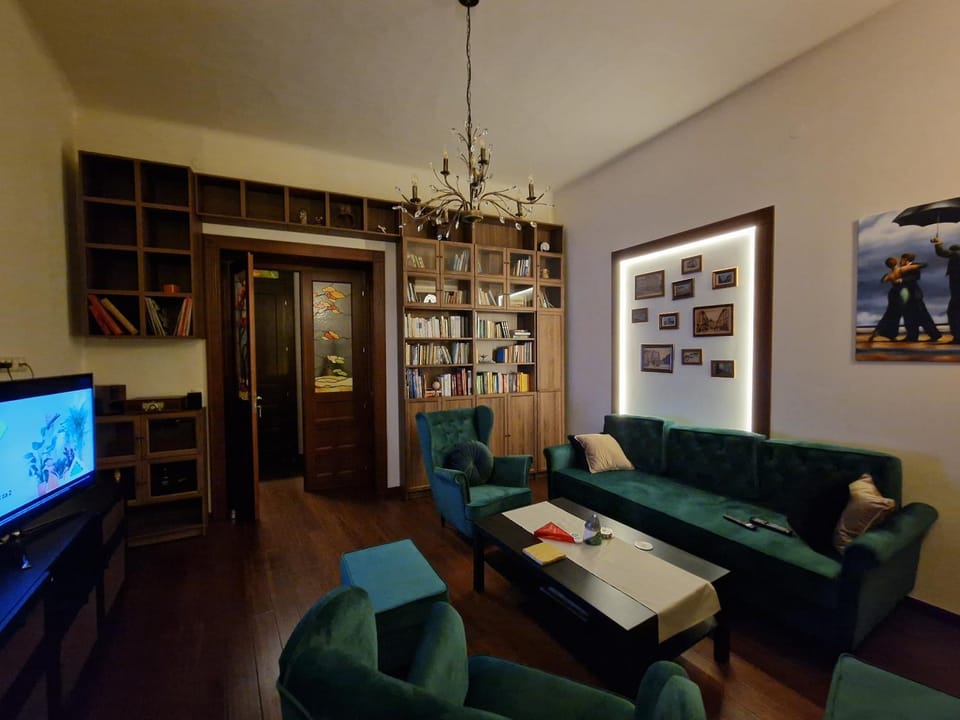 Communal lounge/ TV room, Library, TV and multimedia, Living room, Seating area, Evening entertainment