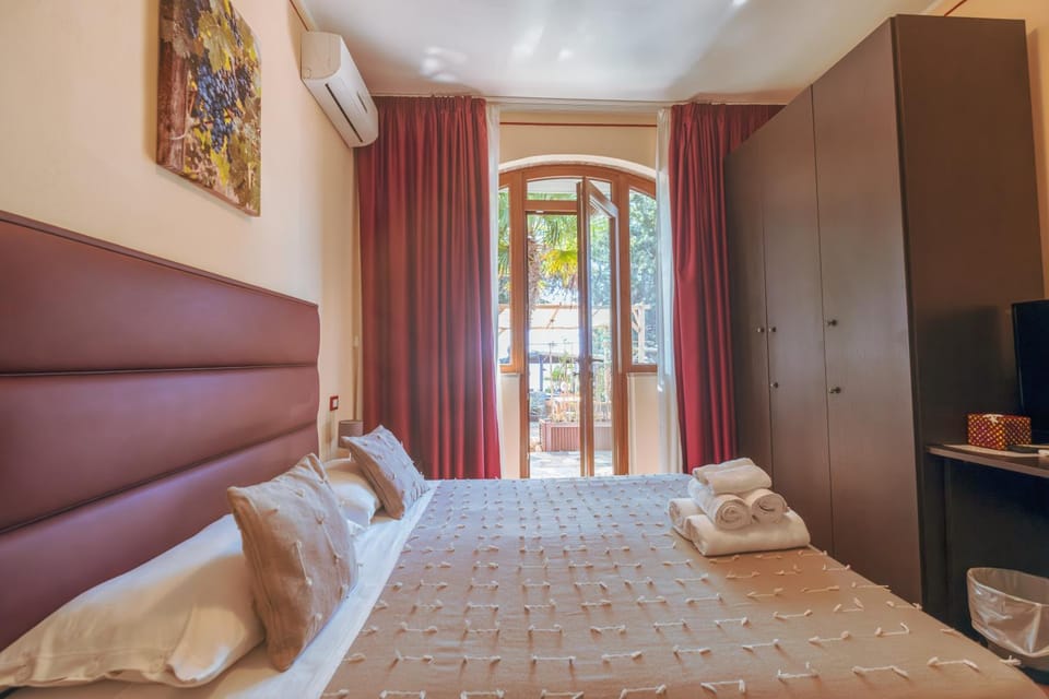 Bed, Photo of the whole room, Bedroom, wardrobe, air conditioner