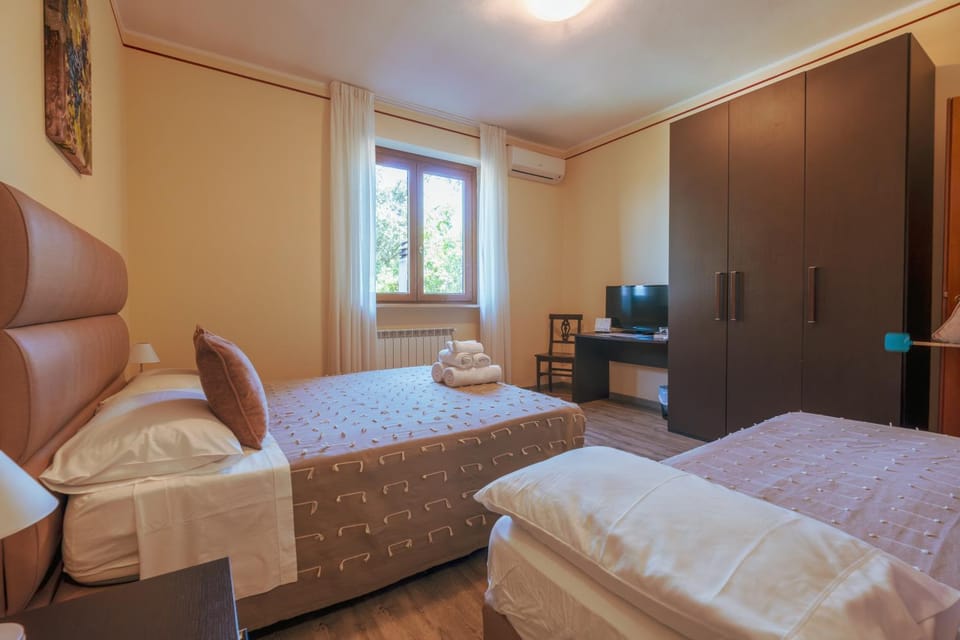 Bed, TV and multimedia, Photo of the whole room, Bedroom