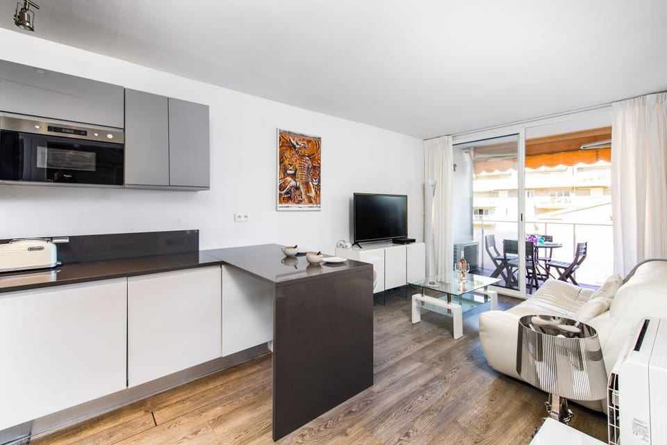 TV and multimedia, Kitchen or kitchenette, Living room, Seating area, Dining area, oven