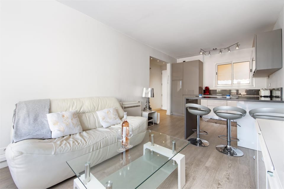 Living room, Seating area, Dining area, oven, stove